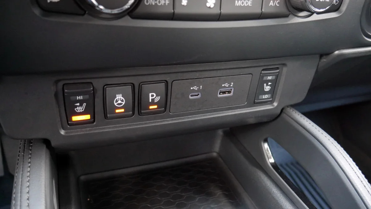 2022 Nissan Frontier heated seats and wheel