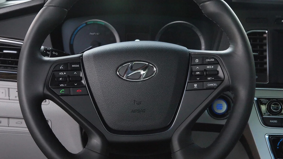 2016 Hyundai Sonata Hybrid steering wheel
