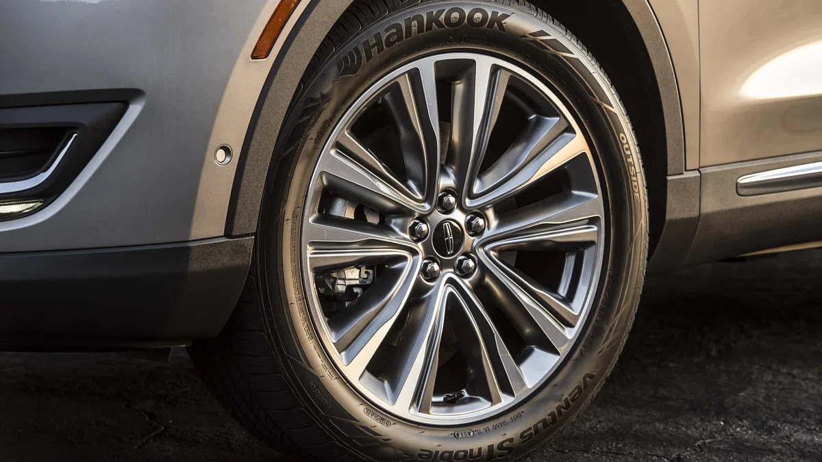 2016 Lincoln MKX wheel