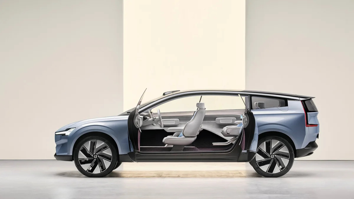 Volvo Concept Recharge, Exterior left side open doors