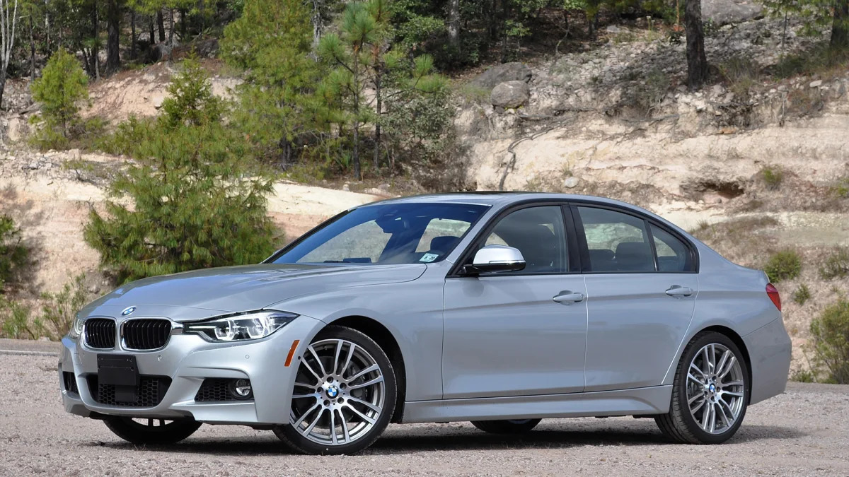 2016 BMW 3 Series front 3/4 view