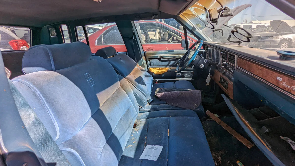 53 - 1986 Lincoln Town Car in Colorado junkyard - Photo by Murilee Martin