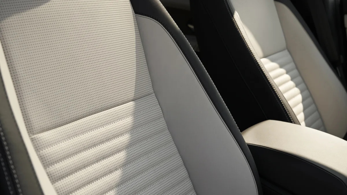 2024-land-rover-discovery-sport-seats