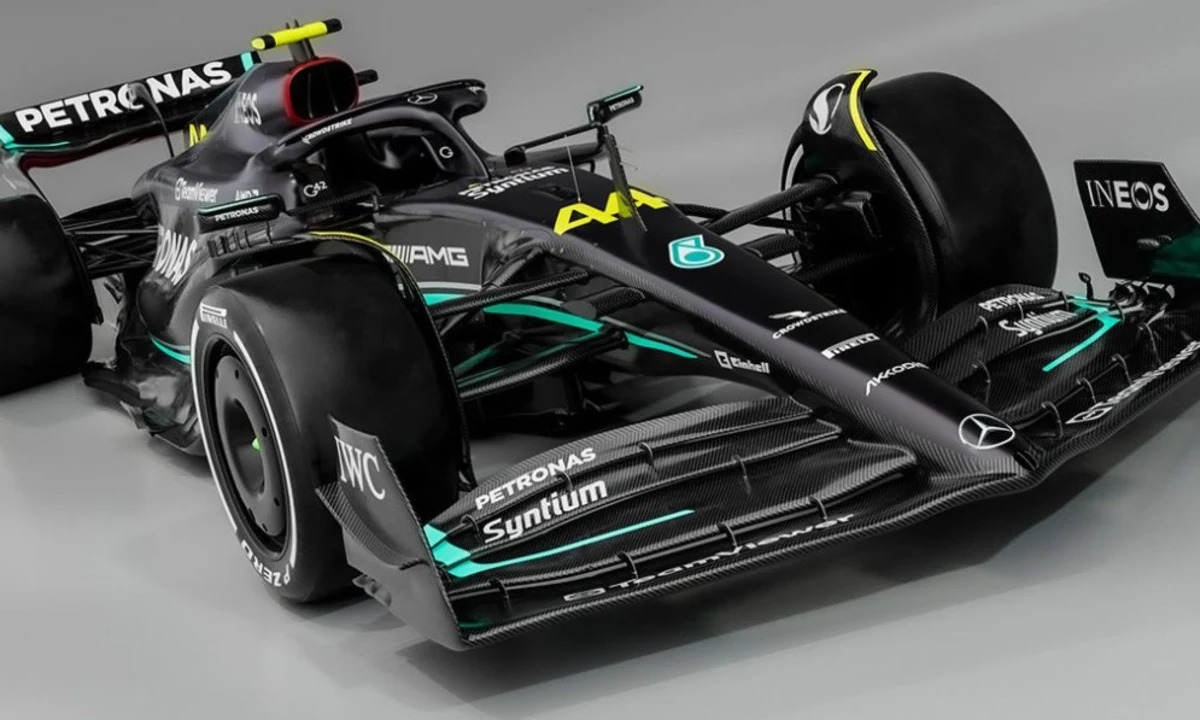 Mercedes go back to black for the new Formula One season - Yahoo Sport