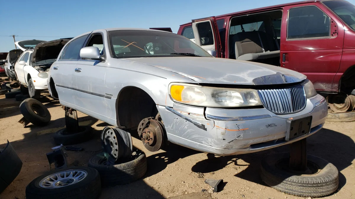 39 - 2000 Lincoln Town Car Cartier Edition in Colorado junkyard - photo by Murilee Martin