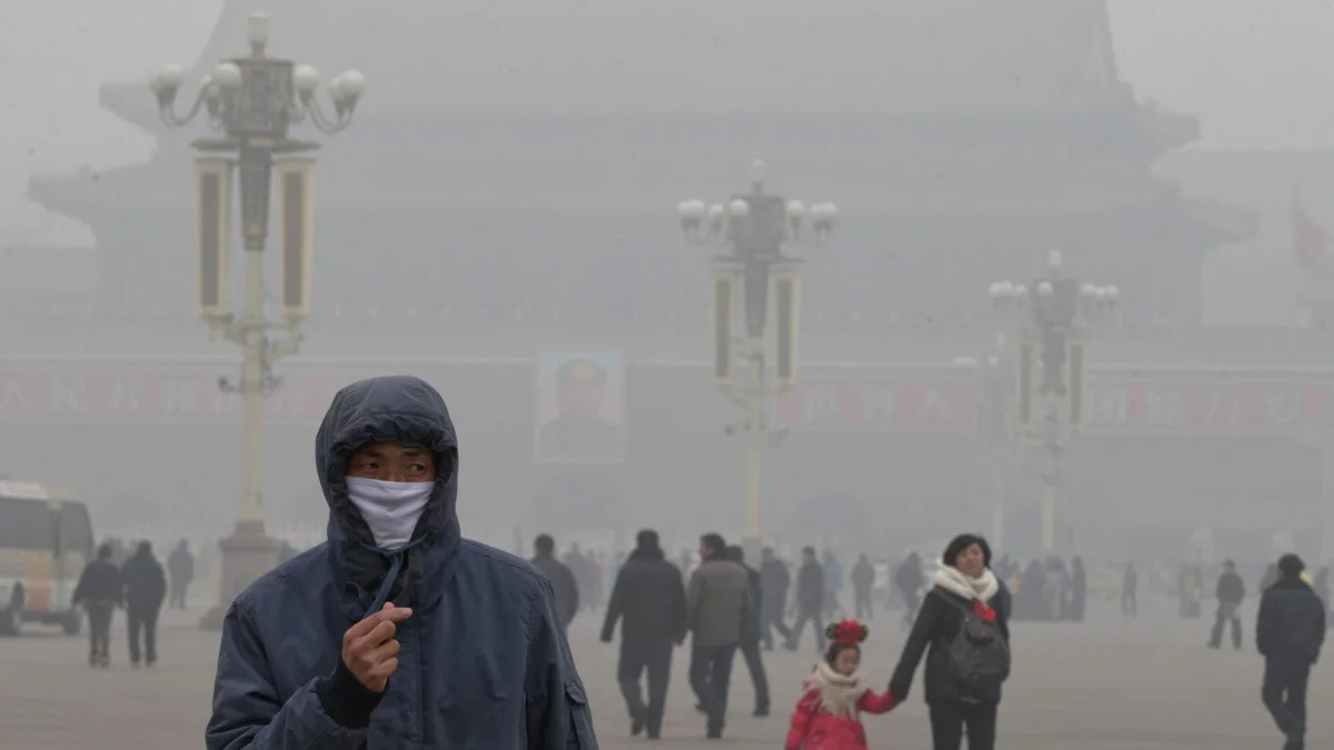 Japan China Smog (FILE - In this Tuesday, Jan. 29, 2013 file photo, a man wears a mask on Tiananmen Square in thick haze in Beijing. Japan's Foreign Ministry says it is seeking to cooperate and exchan