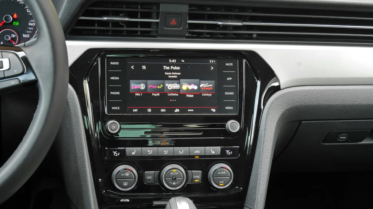 2020 Volkswagen Passat Interior touchscreen 2