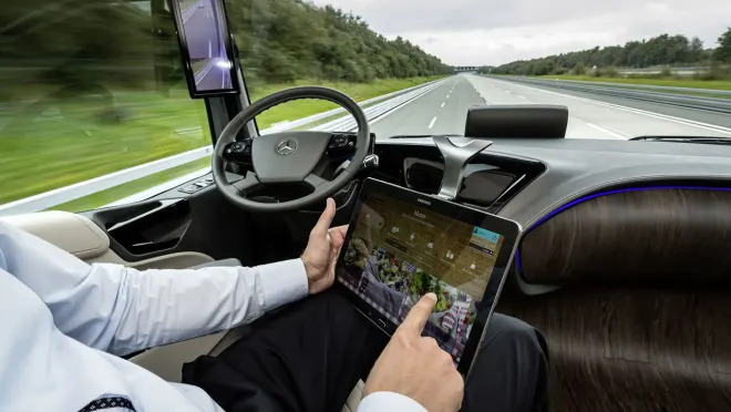 Mercedes Future Truck 2025 envisions self-driving big rigs [w
