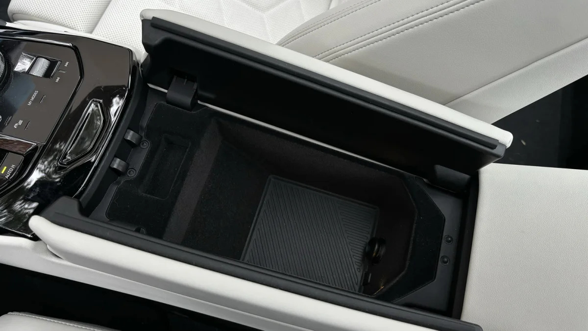 2024 BMW i5 eDrive40 center console storage