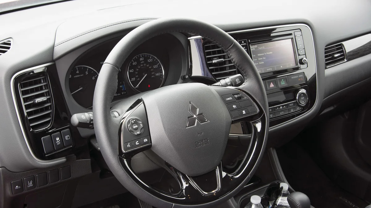 2016 Mitsubishi Outlander interior