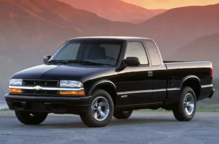 2002 Chevrolet S-10 LS 4x4 Extended Cab 6 ft. box 122.9 in. WB