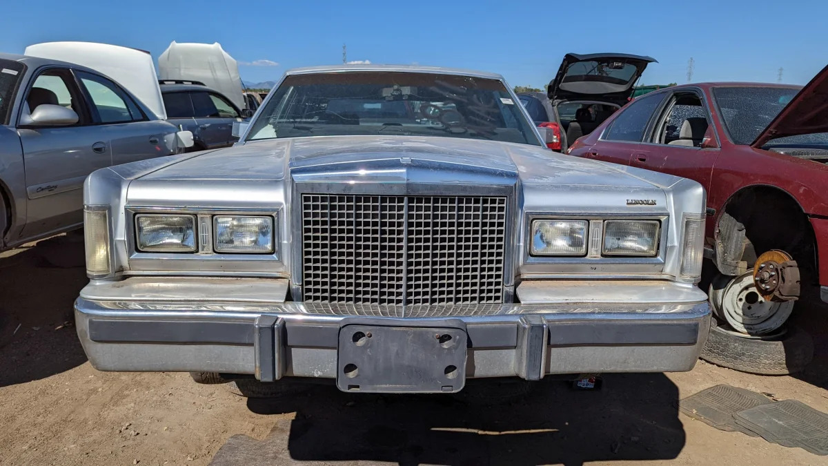 41 - 1986 Lincoln Town Car in Colorado junkyard - Photo by Murilee Martin
