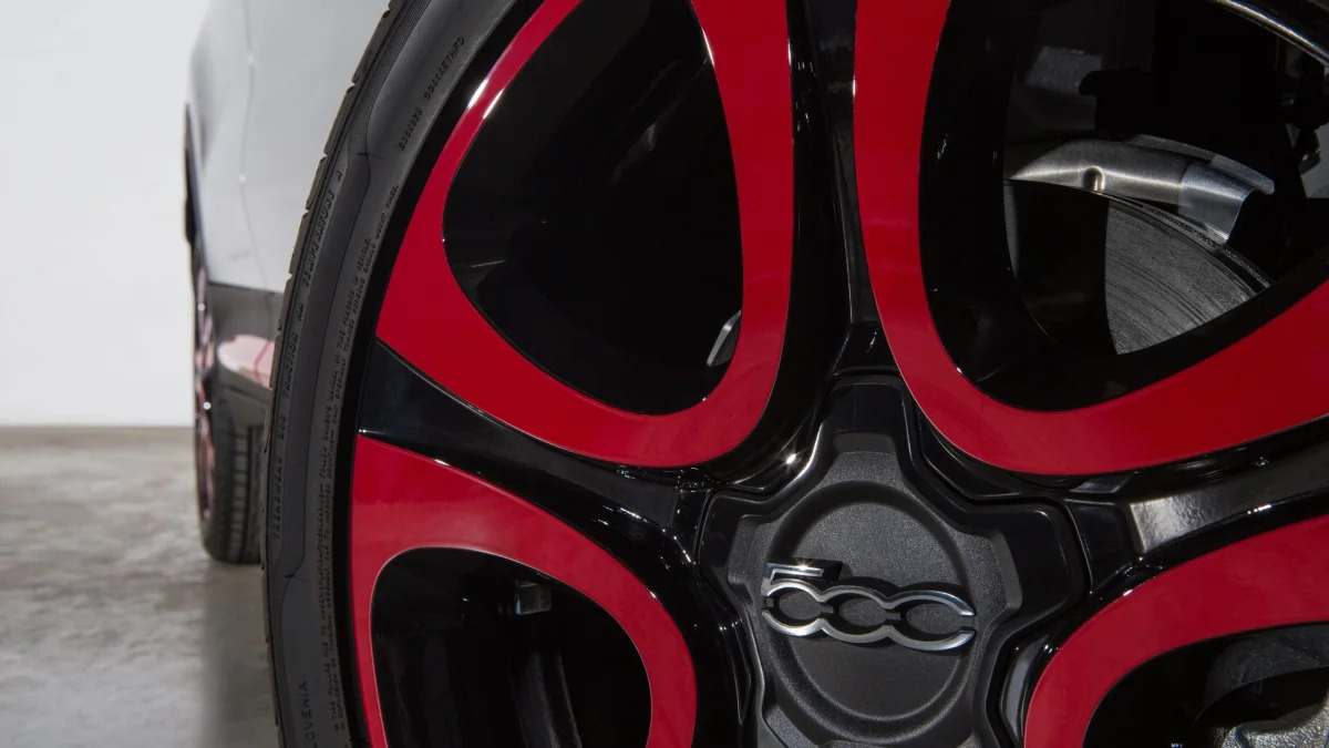 Fiat 500X Mopar grey gray red wheel