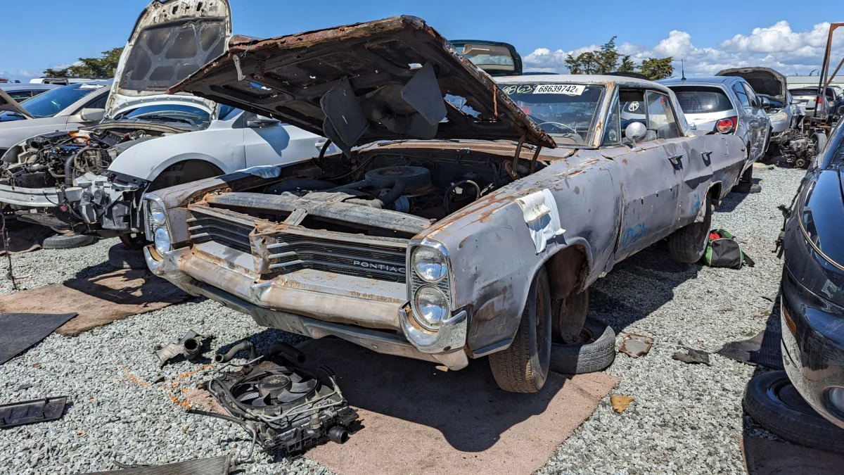 75 - 1964 Pontiac Catalina in California junkyard - photo by Murilee Martin