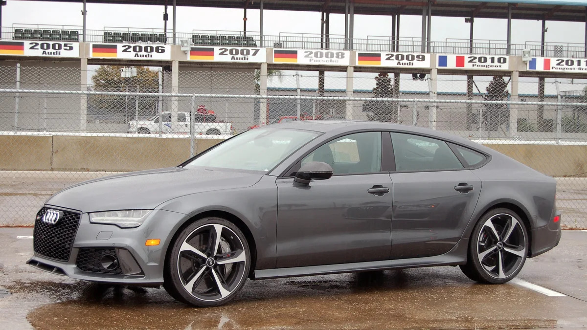 2016 Audi RS 7 Performance front 3/4 view