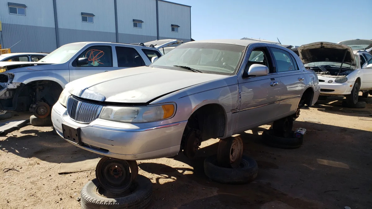 33 - 2000 Lincoln Town Car Cartier Edition in Colorado junkyard - photo by Murilee Martin