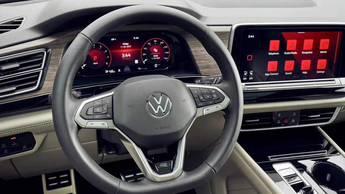 2024 Volkswagen Atlas wheel and tech