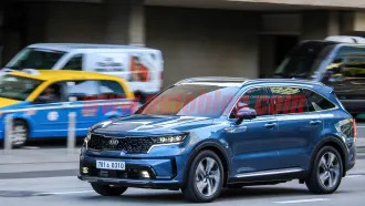 2021 Kia Sorento caught ahead of its debut during a commercial shoot -  Autoblog