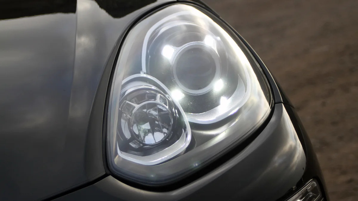 2015 Porsche Cayenne S headlight
