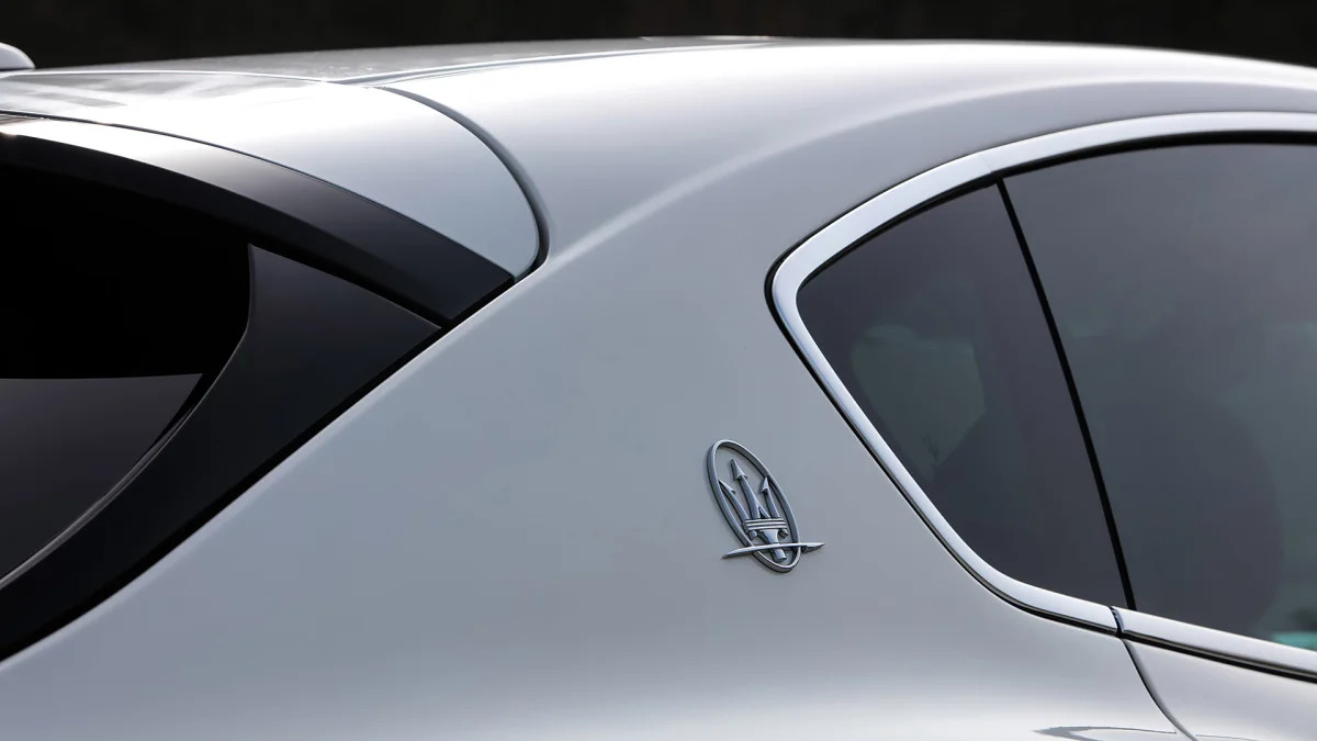 2017 Maserati Levante c-pillar