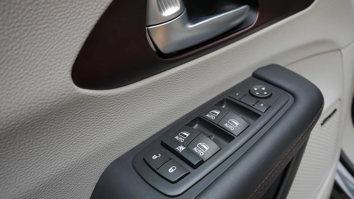 2017 Chrysler Pacifica door controls