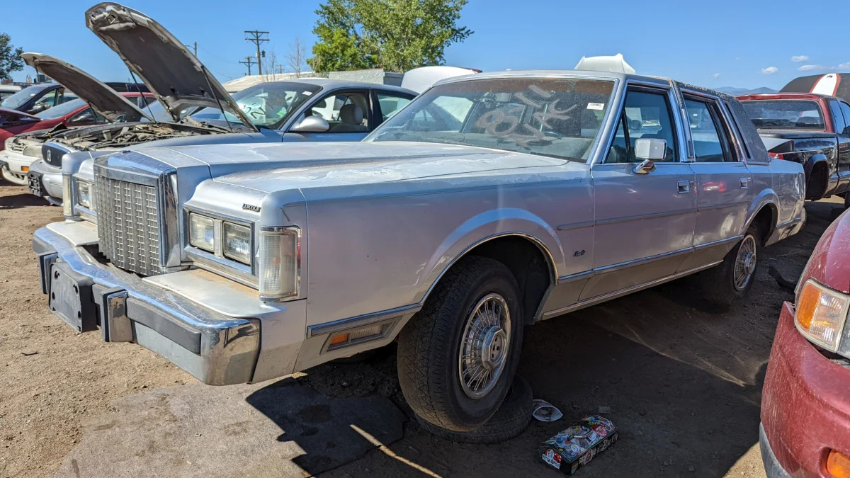 36 - 1986 Lincoln Town Car in Colorado junkyard - Photo by Murilee Martin