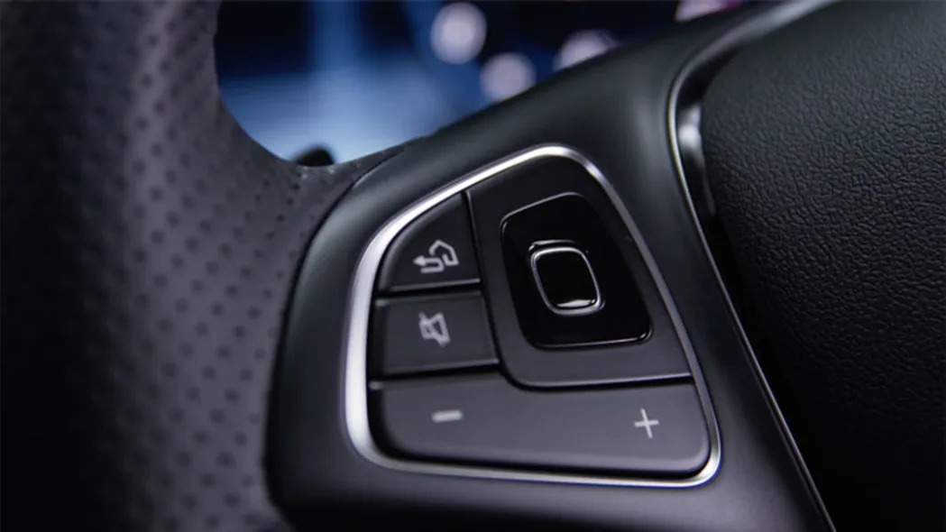 Mercedes-Benz E-Class thumb controls