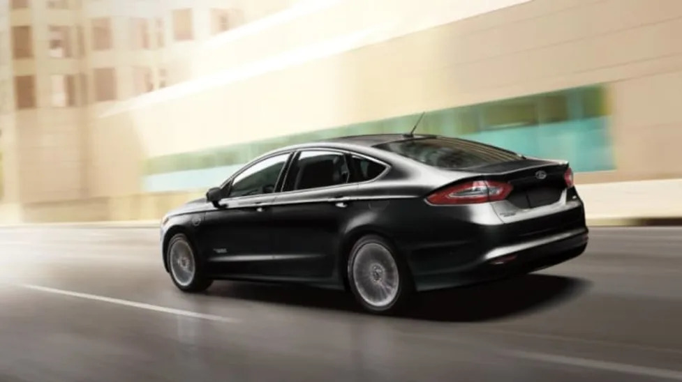 2016 ford fusion energi on the road