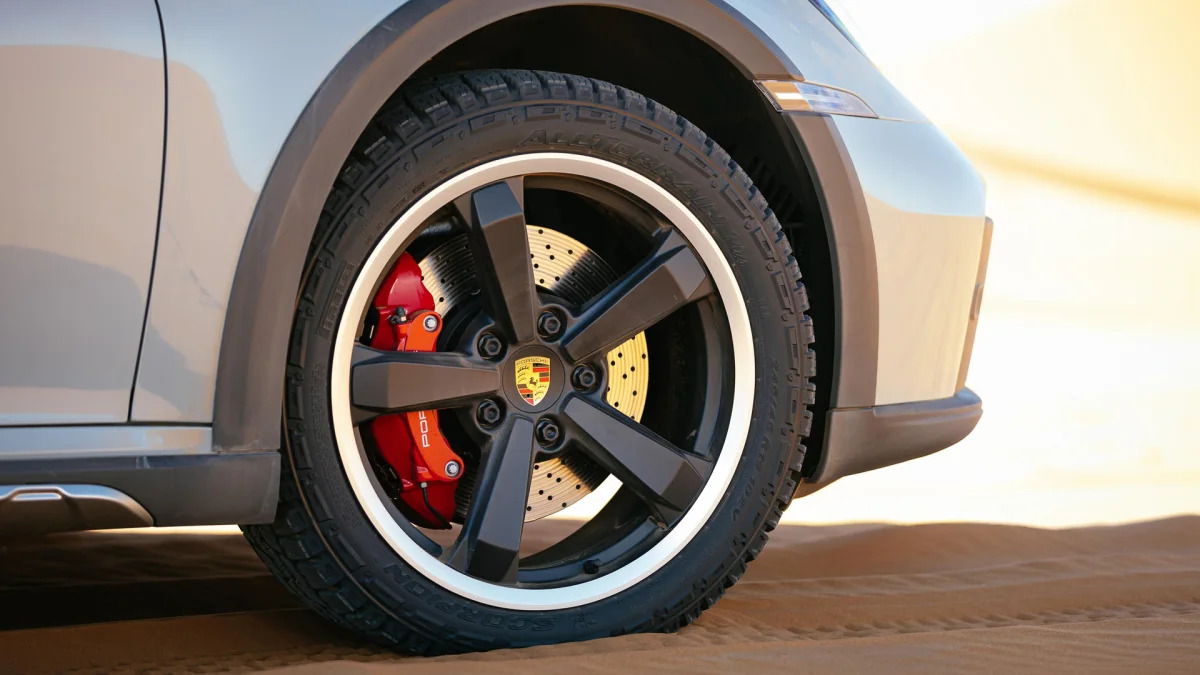 2023 Porsche 911 Dakar in Shade Green wheel and tire pack