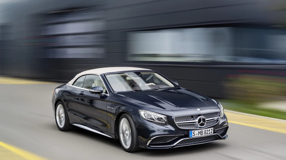 Mercedes-AMG S65 Cabriolet roof front 3/4 moving