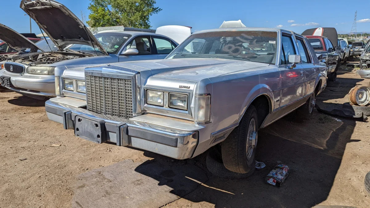 38 - 1986 Lincoln Town Car in Colorado junkyard - Photo by Murilee Martin