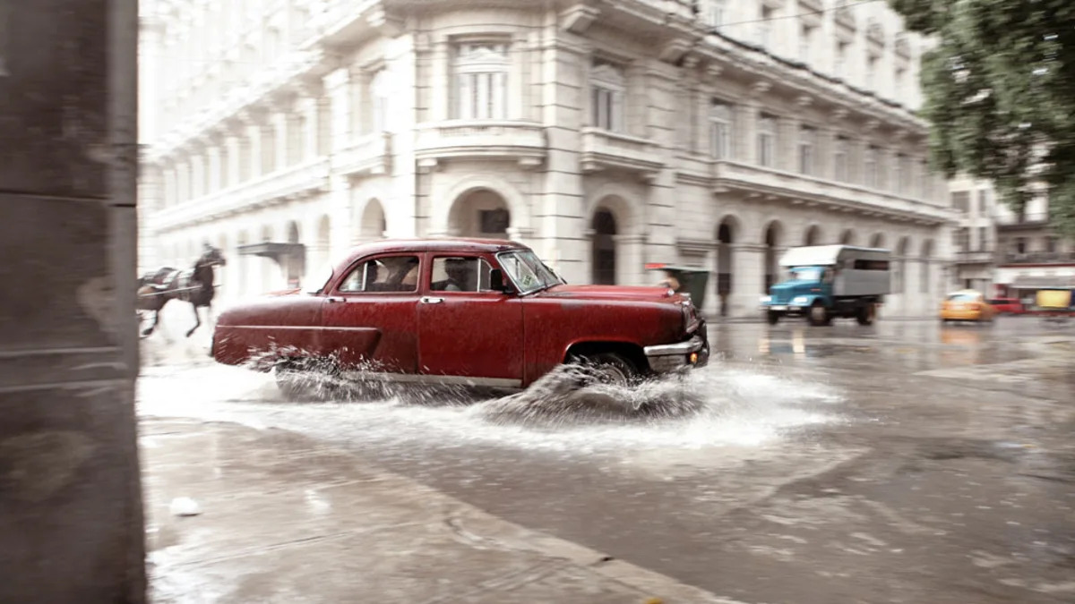 carros de cuba car splashing through waer