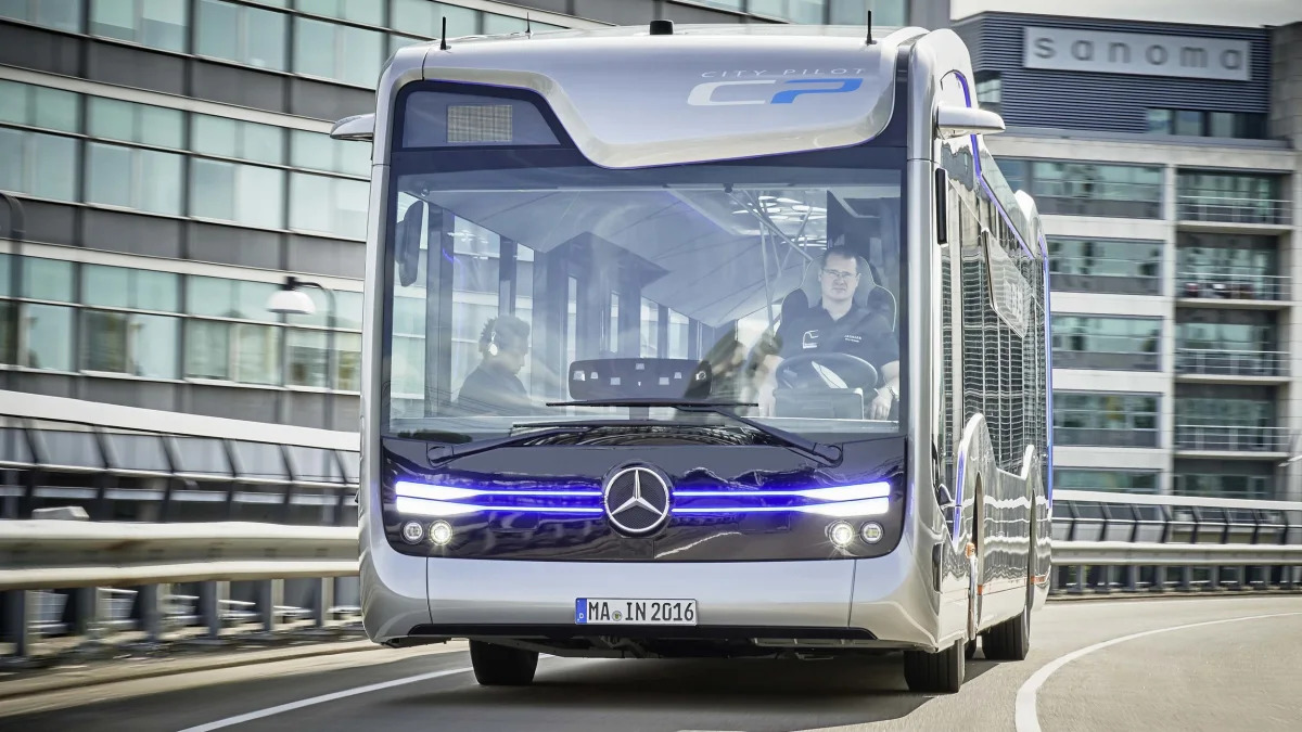 Mercedes Future Bus turning