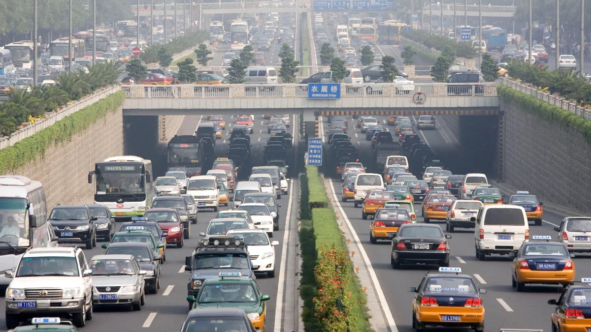 APTOPIX China Car Ban (Cars drive during peak hour traffic on a major highway on the first day of a test to reduce car numbers in Beijing, China, Friday, Aug. 17, 2007. City officials yanked hundreds