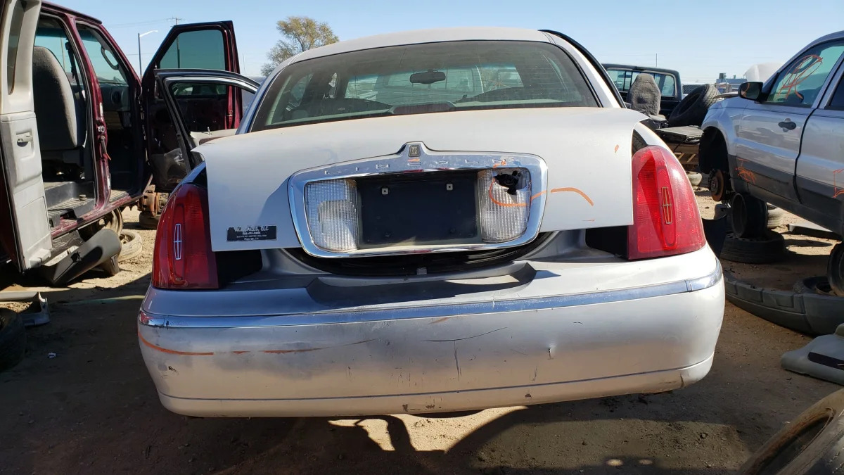 27 - 2000 Lincoln Town Car Cartier Edition in Colorado junkyard - photo by Murilee Martin