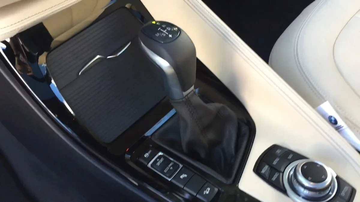 2016 BMW X1 Center Console | Autoblog Short Cuts