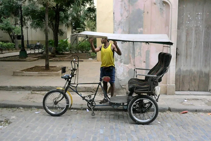 How to Catch a Cab in Cuba