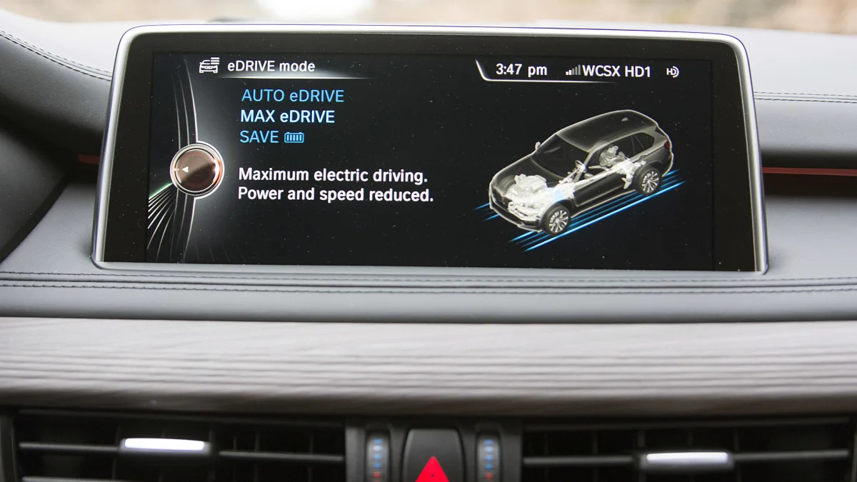 2016 BMW X5 xDrive40e infotainment system
