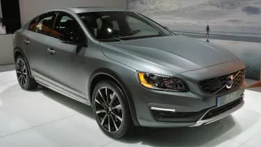 2015 Volvo S60 Cross Country lifts itself up in Detroit