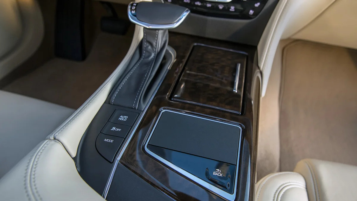 2016 Cadillac CT6 center console