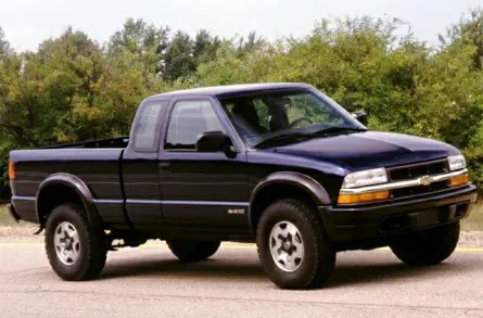 2000 Chevrolet S-10 Base 4x4 Extended Cab 6 ft. box 122.9 in. WB