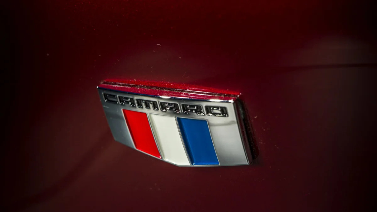 2016 chevy camaro new badge