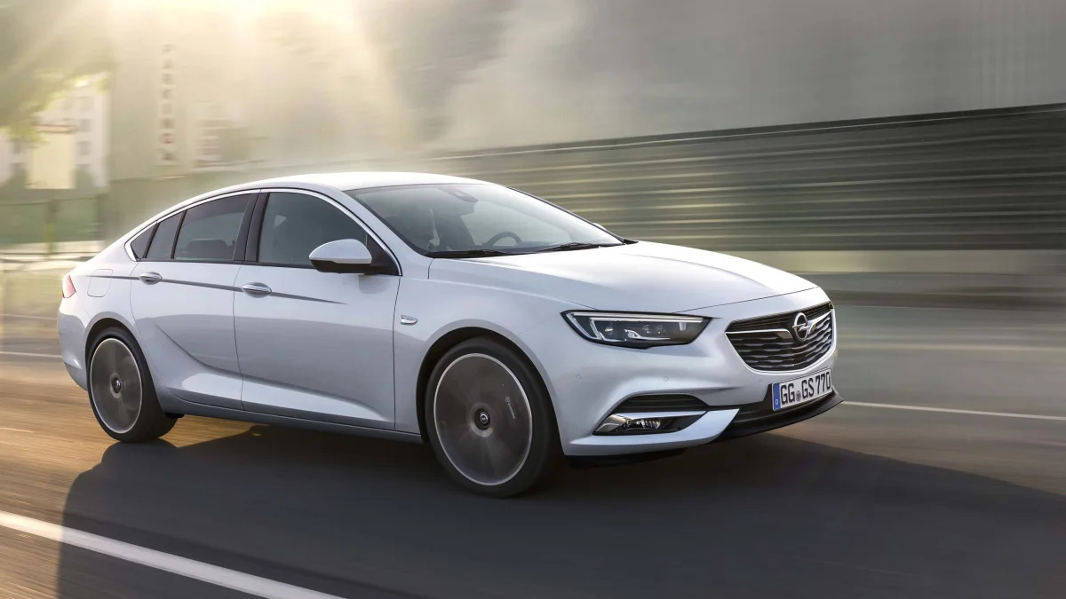 Opel Insignia Grand Sport moving
