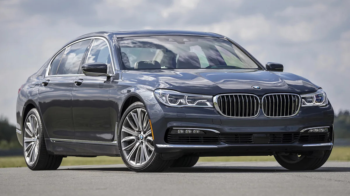 2016 BMW 7 Series front 3/4 view