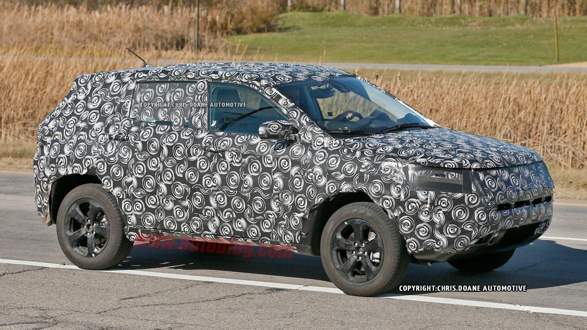 2017 Jeep Compass Patriot spied front 3/4