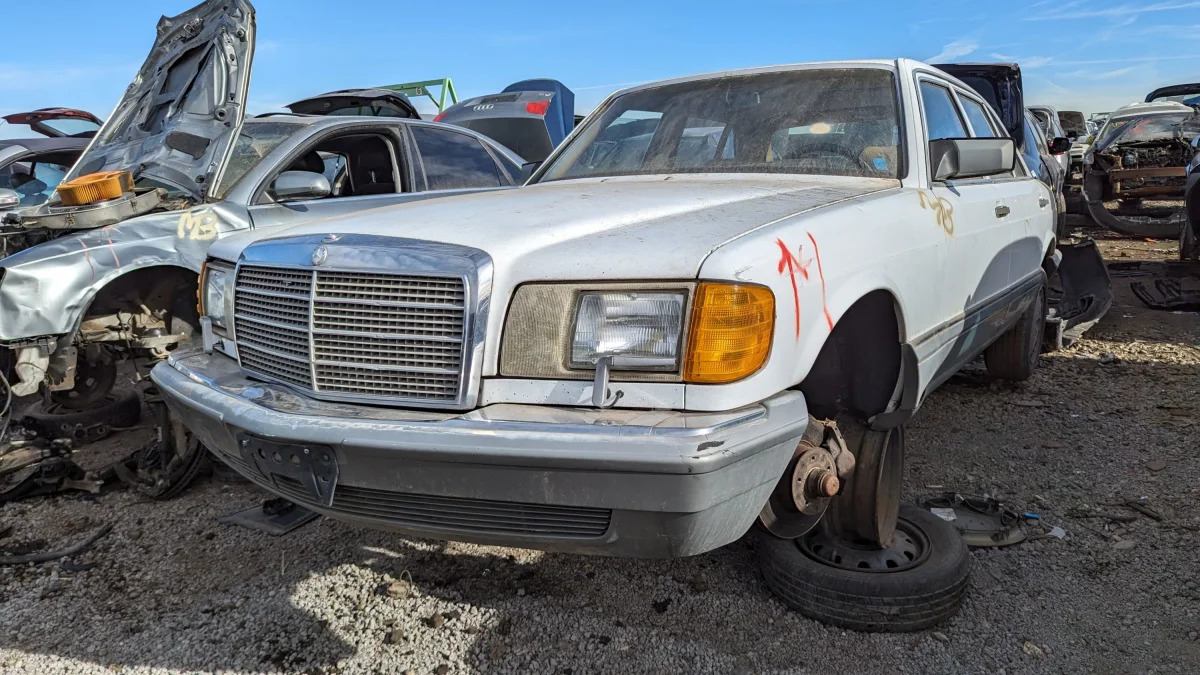 47 - 1988 Mercedes-Benz W126 in Colorado junkyard - photo by Murilee Martin