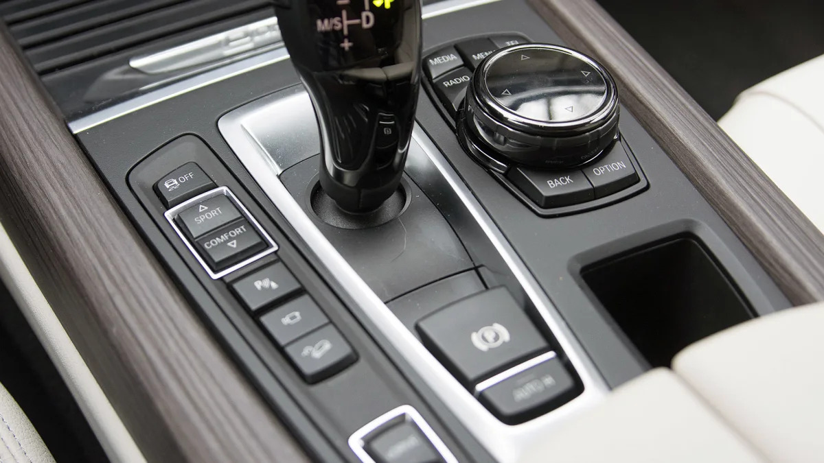 2016 BMW X5 xDrive40e center console