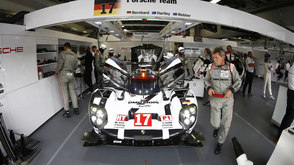 Porsche 919 Hybrid #17 pit garage