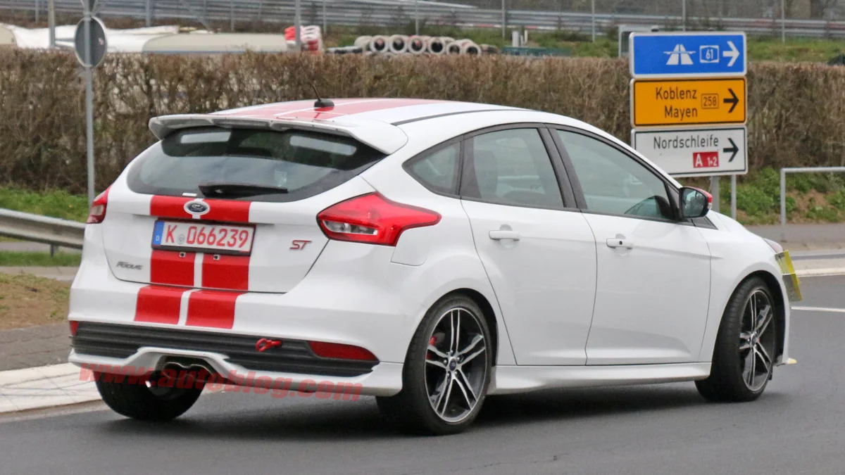 Ford Focus ST280 prototype spied rear 3/4