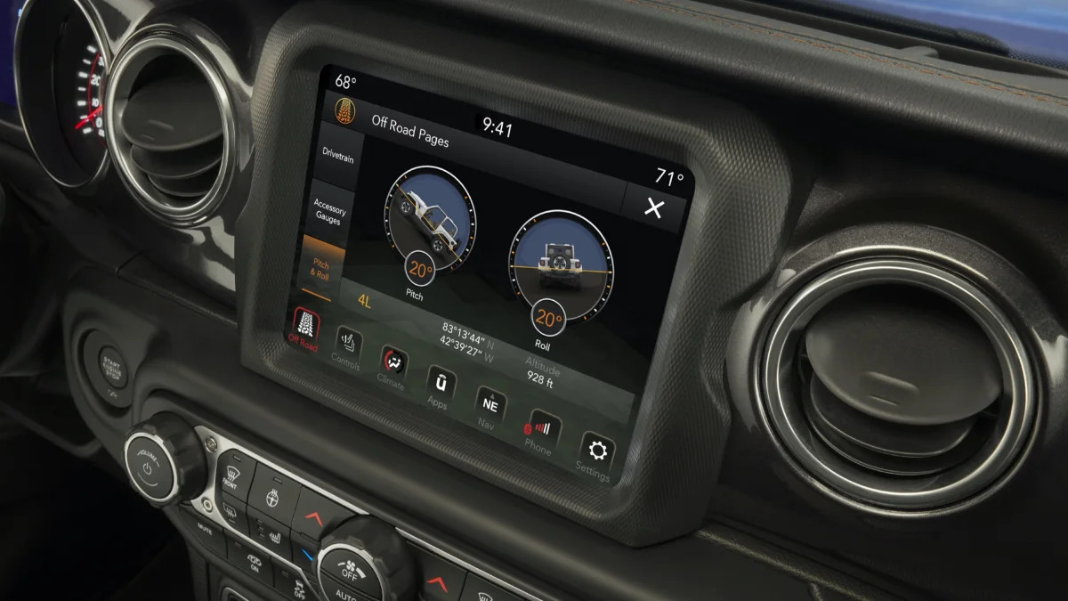 Jeep® Off-road Pages allow Wrangler Rubicon 392 owners to monitor pitch, roll, altitude, GPS coordinates, drivetrain power distribution and more.